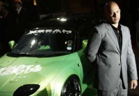 Vin Diesel posa con uno de los autos de la película durante la premier londinense de "Fast &amp; Furious"